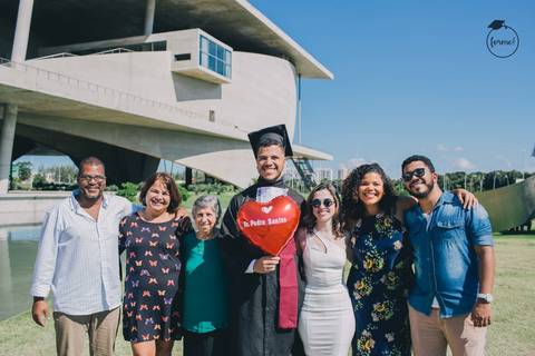 fotografia-de-formatura-criativa-familia-odontologia-arquitetura-adm-direito-rj-cidade-das-artes-graduacao-ensaio-externo'