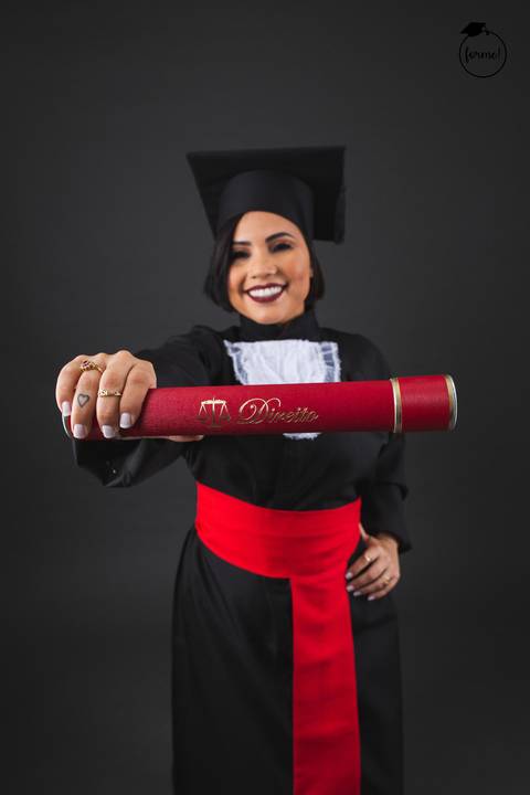 fotografia-estudio-formatura-individual-com-canudo-direito-ensaio-estudio-formatura'