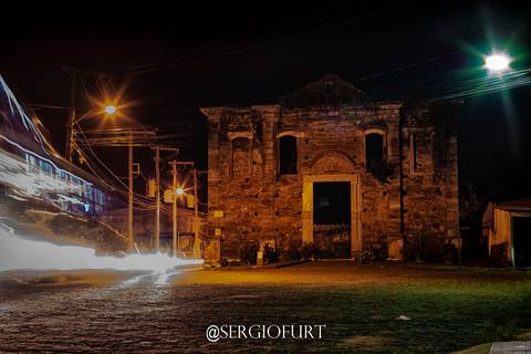 Adro da Igreja Queimada em Antônio Pereira/MG'