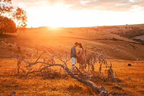 casal de mãos dadas ao por do sol'
