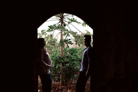 casal em igreja abandonada sorrindo em maringa igreja abandonada de mandaguari'