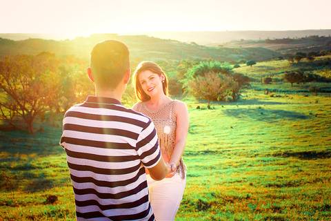 casal se olhando e sorrindo em ensaio de gestante na zona rural de mandaguari regiao de maringa campo verde'