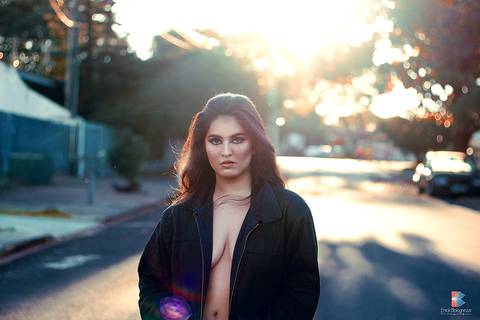 menina leonina posando para ensaio fotográfico urbano vsco maringá'