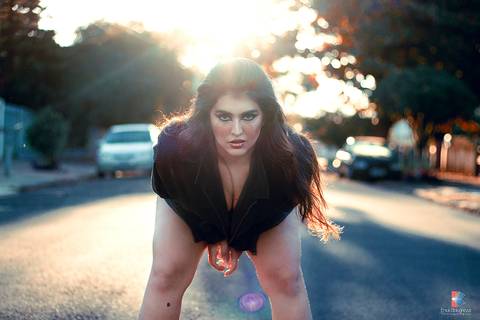 mulher posando para ensaio sensual urbano style vsco em maringá'