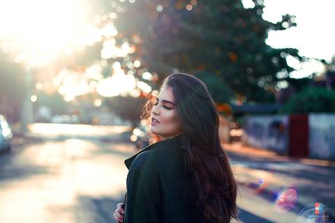 mulher sentindo a brisa ao por do sol em ensaio fotografico urbano vsco style hipster em maringá'