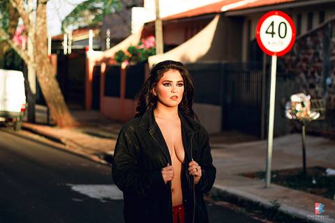 mulher posando para foto urbana ao por do sol em maringá'