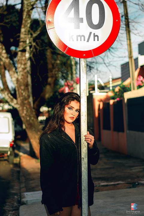 mulher segurando placa em ensaio fotográfico'