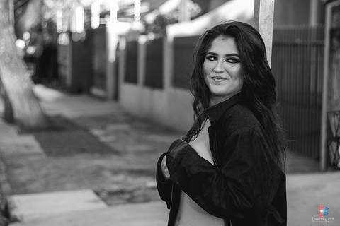 menina faz topless em ensaio fotografico'
