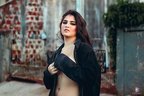 menina com olhar sexy em ensaio fotografico'