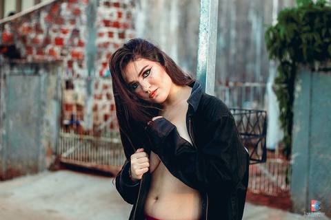 mulher maquiada em ensaio fotográfico sensual maringá'