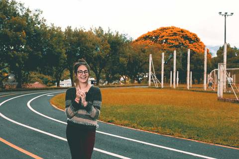 garota sorriso espontâneo'