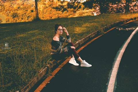 menina sentad em meio fio'