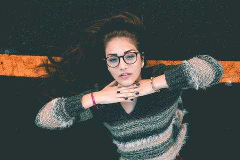 garota com olhar sedutor'