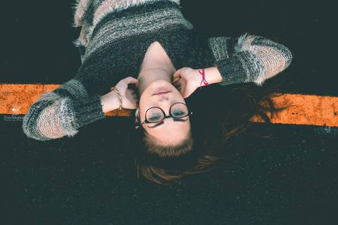 menina posando para fotografia'