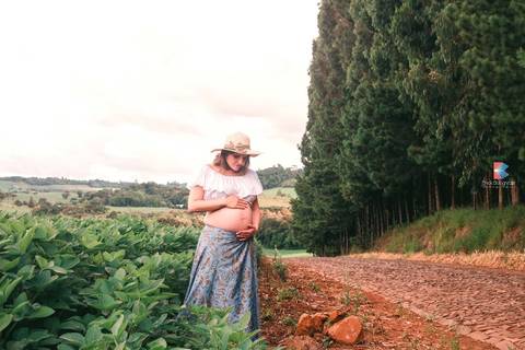 ensaio de gravida em plantação'