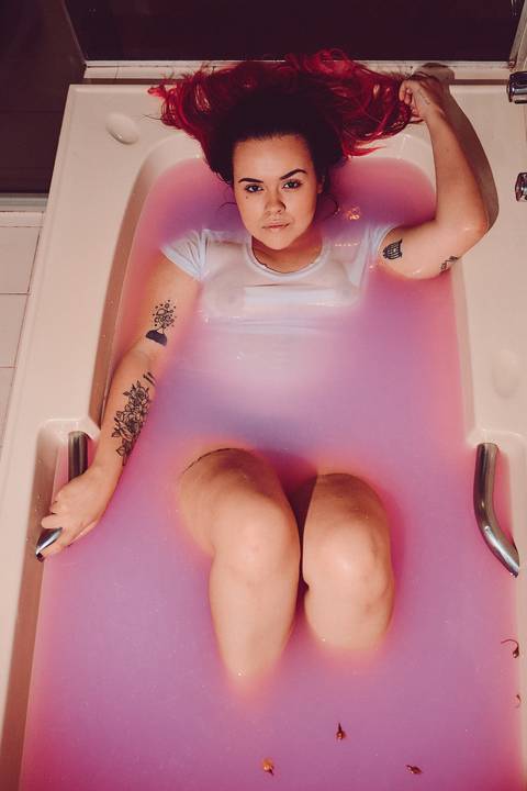 ensaio fotográfico em banheira colorida'