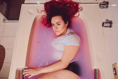 garota em banheira rosa'