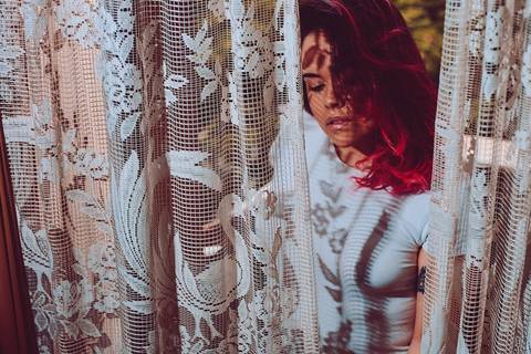 jogo de sombras em rosto de mulher'