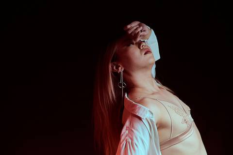 mulher com mão na testa em fotografia'