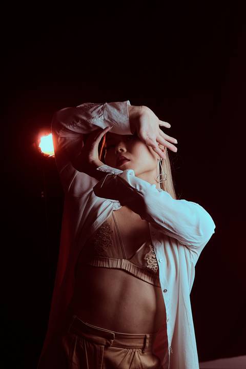 modelo posando em estúdio de fotografia em maringá'