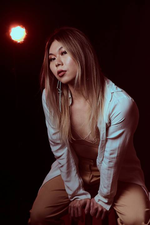 mulher posando séria para ensaio fotográfico em maringá'