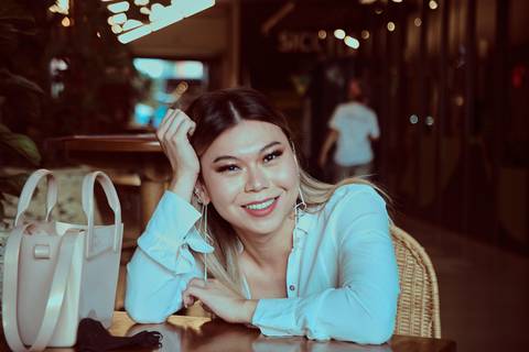 mulher sorridente em restaurante'