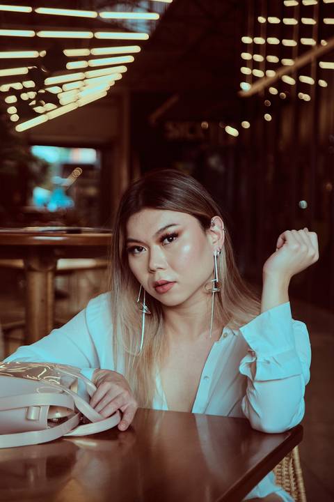 olhar penetrante de mulher posando para ensaio fotográfico'