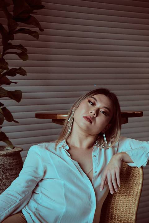 mulher despojada posando para ensaio fotográfico'