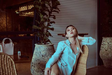 mulher estilosa posando para ensaio fotográfico'