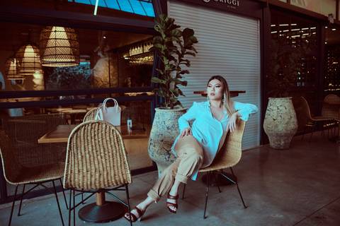 mulher estilosa em mesa de restaurante'