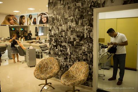 casamento do romario e da karate com fotos expontâneas no making of  do noiva no salão studio empório em Belém do PA'