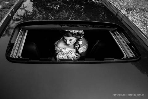 casamento do romario e da karate com fotos expontâneas e criativas da noiva no carro em  Benevides - PA'