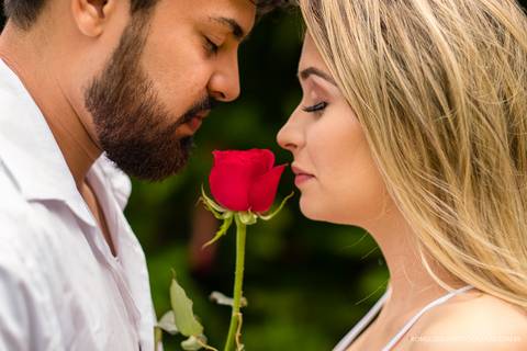 foto expontânea de noiva grávida com uma rosa em um ensaio realizando no chalé da zuzu em mosqueiro PA fotografado pelo romulo silva fotografias'