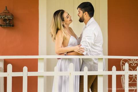 foto expontânea de noiva grávida em um ensaio realizando no chalé da zuzu em mosqueiro PA fotografado pelo romulo silva fotografias'