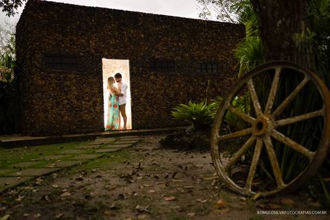 foto expontânea e criativa de noiva grávida em um ensaio realizando no chalé da zuzu em mosqueiro PA fotografado pelo romulo silva fotografias'