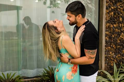 foto expontânea de noiva grávida em um ensaio realizando no chalé da zuzu em mosqueiro PA fotografado pelo romulo silva fotografias'