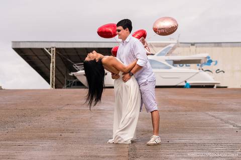 foto expontânea do ensaio pre casamento da hellen e do alexandre com balão a gás  realizado na blue marina em outeiro PA e fotografado por romulo silva fotografias'
