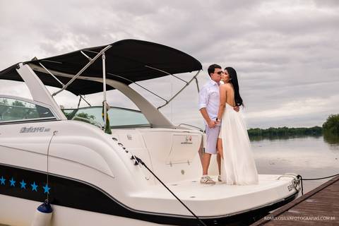 foto expontânea do ensaio pre casamento da hellen e do alexandre dentro de uma lancha  realizado na blue marina em outeiro PA e fotografado por romulo silva fotografias'