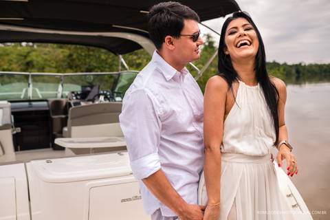 foto expontânea do ensaio pre casamento da hellen e do alexandre dentro de uma lancha  realizado na blue marina em outeiro PA e fotografado por romulo silva fotografias'