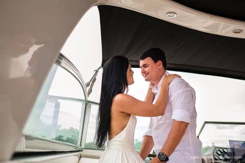 foto expontânea do ensaio pre casamento da hellen e do alexandre dentro de uma lancha  realizado na blue marina em outeiro PA e fotografado por romulo silva fotografias'
