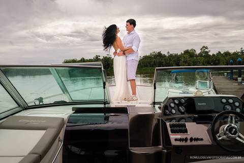 foto expontânea do ensaio pre casamento da hellen e do alexandre dentro de uma lancha  realizado na blue marina em outeiro PA e fotografado por romulo silva fotografias'