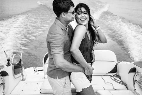 foto expontânea do ensaio pre casamento da hellen e do alexandre dentro de uma lancha em movimento realizado na blue marina em outeiro PA e fotografado por romulo silva fotografias'