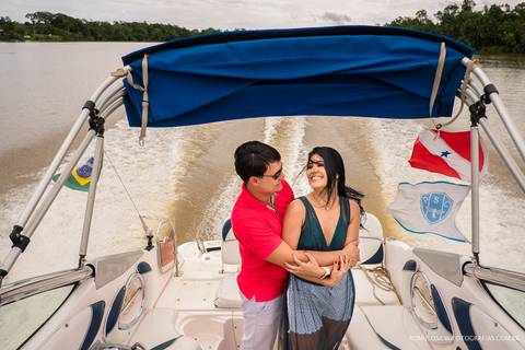 foto expontânea do ensaio pre casamento da hellen e do alexandre dentro de uma lancha em movimento realizado na blue marina em outeiro PA e fotografado por romulo silva fotografias'
