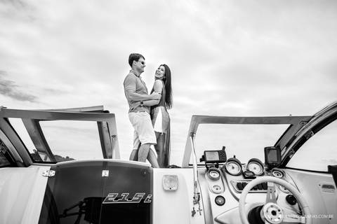 foto expontânea do ensaio pre casamento da hellen e do alexandre dentro de uma lancha em movimento realizado na blue marina em outeiro PA e fotografado por romulo silva fotografias'