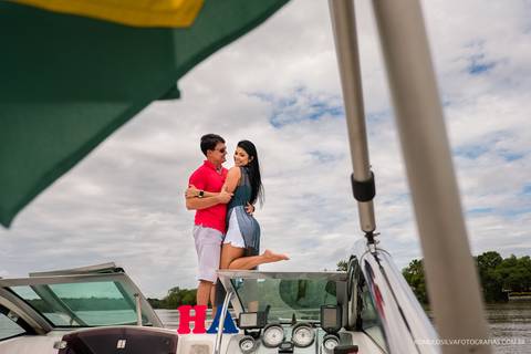 foto expontânea do ensaio pre casamento da hellen e do alexandre dentro de uma lancha em movimento realizado na blue marina em outeiro PA e fotografado por romulo silva fotografias'