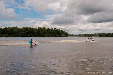 foto expontânea do ensaio pre casamento da hellen e do alexandre dentro de uma lancha em movimento realizado na blue marina em outeiro PA e fotografado por romulo silva fotografias'