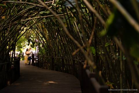 Ensaio pré casamento da kássia e do allan com fotos criativas e expontâneas fotografadas no mangal das Marcas em Belém do Pará. '