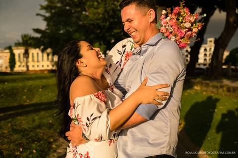 ensaio pré casamento da daniella e glereston com fotos românticas, expontâneas e criativas de sorrisos sinceros  fotografadas pelo romulo silva fotografias no forte do castelo em belém do pa'