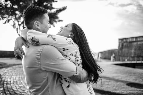 ensaio pré casamento da daniella e glereston com fotos românticas, expontâneas e criativas de sorrisos sinceros  fotografadas pelo romulo silva fotografias no forte do castelo em belém do pa'