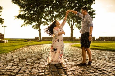 ensaio pré casamento da daniella e glereston com fotos românticas, expontâneas e criativas na chuva fotografadas pelo romulo silva fotografias no forte do castelo em belém do pa'